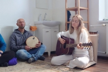 Meditace s mantrou (Kírtan) - Studio Karuna